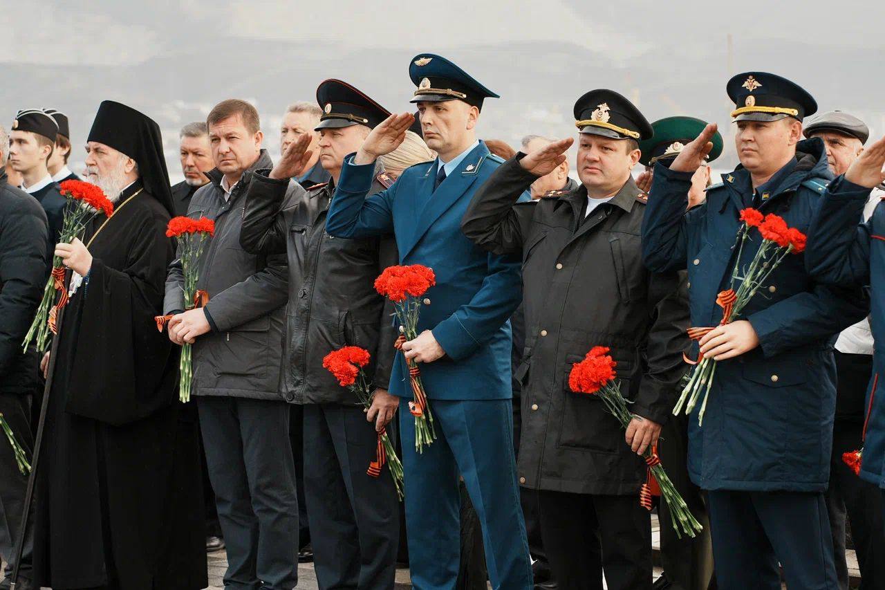 Азово-Черноморским межрайонным природоохранным прокурором Владимиром Колесниковым принято участие в торжественном мероприятии, посвященном Дню Неизвестного Солдата Азово-Черноморским межрайонным природоохранным прокурором Владимиром Колесниковым принято участие в торжественном мероприятии, посвященном Дню Неизвестного Солдата