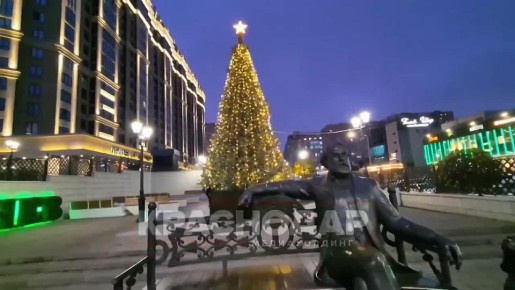 Новогодние украшения появляются в разных уголках Краснодара