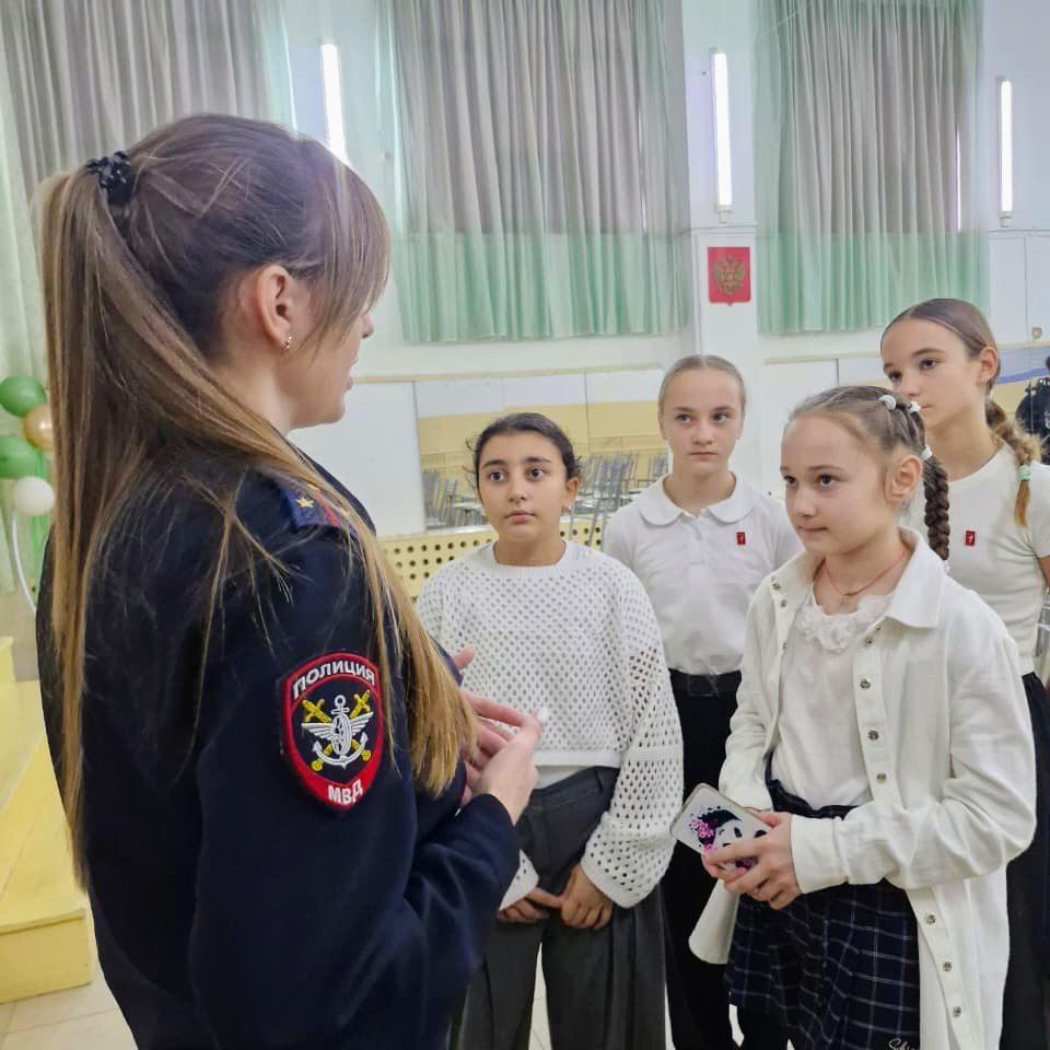 Сотрудники транспортной полиции Анапы напомнили подросткам о соблюдении «Детского закона»