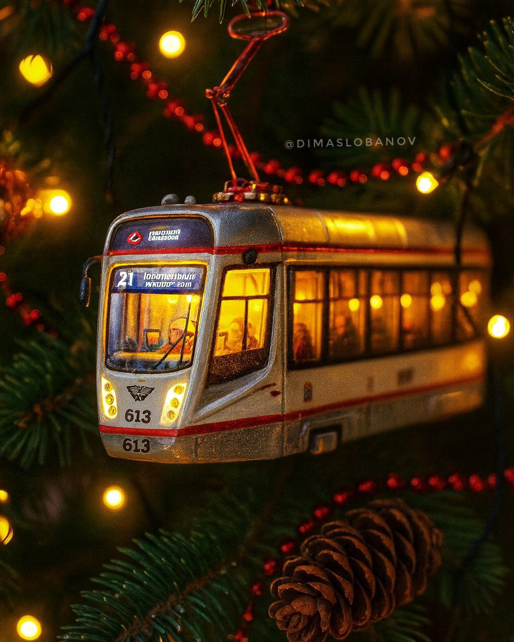 Краснодарские трамваи в виде елочных игрушек Краснодарские трамваи в виде елочных игрушек