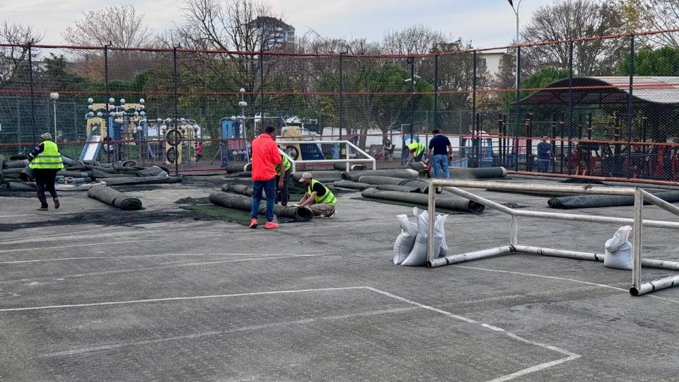 К Новому году в микрорайоне Парусе обновят покрытие на спортплощадке