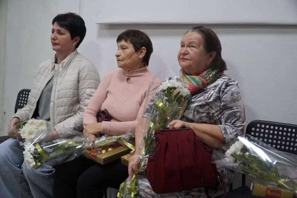 Работники Лабинской межрайоннойпрокуратуры поздравили с праздником матерей участников специальной военной операции