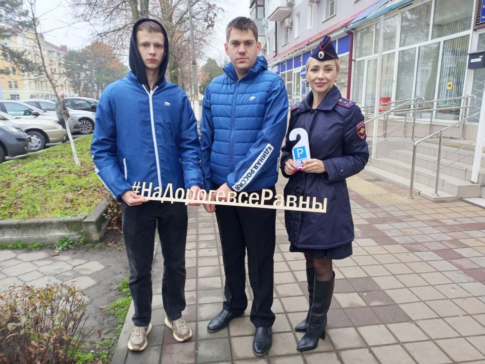 Представители партии "Единая Россия" совместно с сотрудниками Госавтоинспекции Кавказского района в рамках Международного Дня инвалида провели акцию «На дороге все равны»