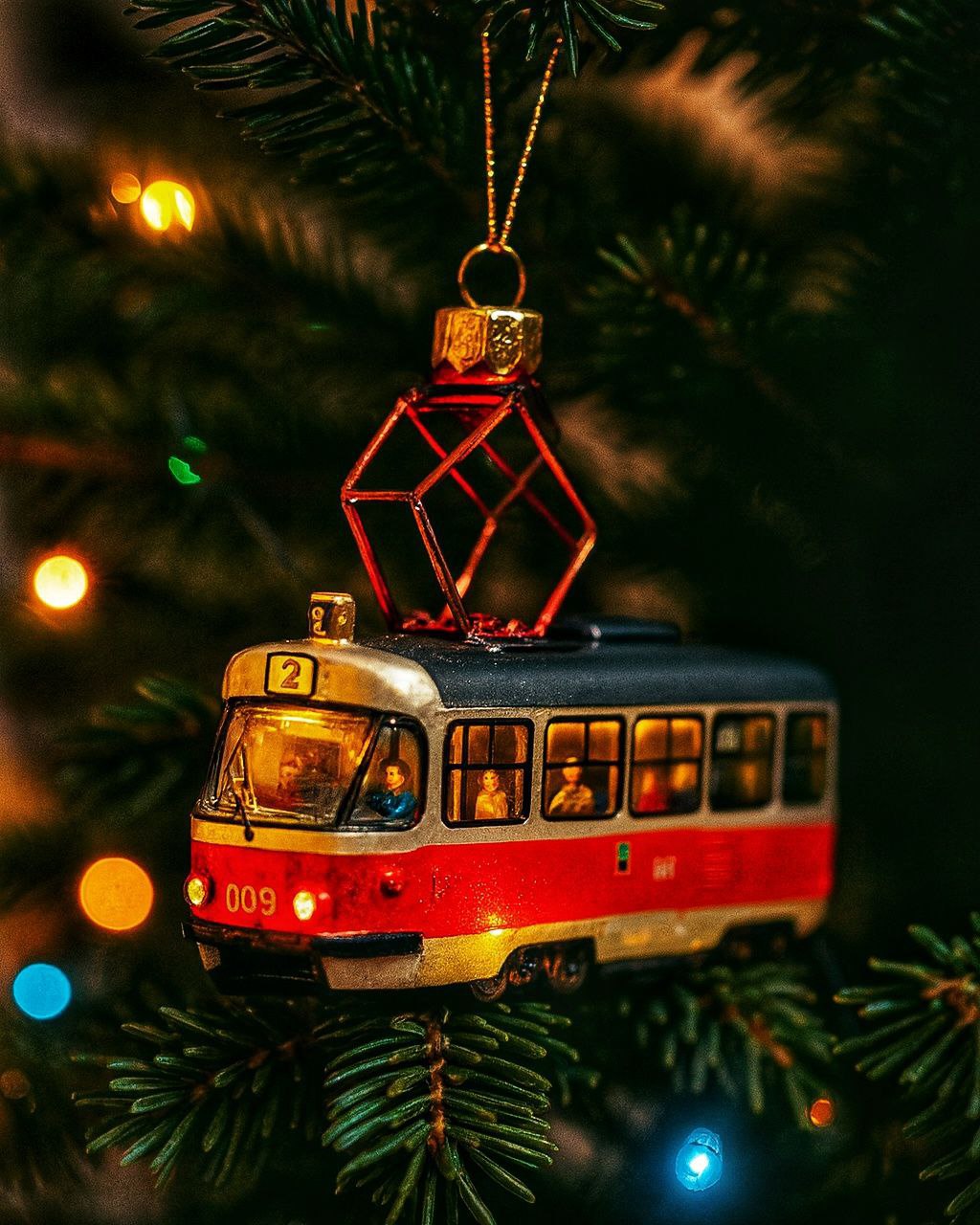 Краснодарские трамваи в виде елочных игрушек