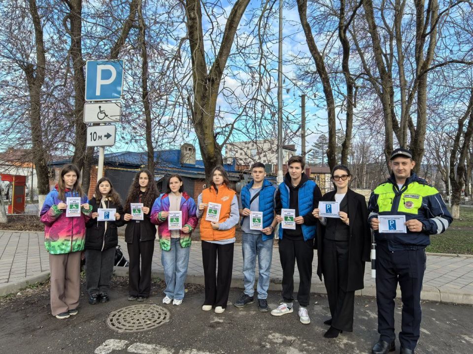 В Международный день инвалида сотрудники Госавтоинспекции Апшеронского района совместно с представителями «Молодёжного патруля» провели профилактическую акцию «Движение с уважением»