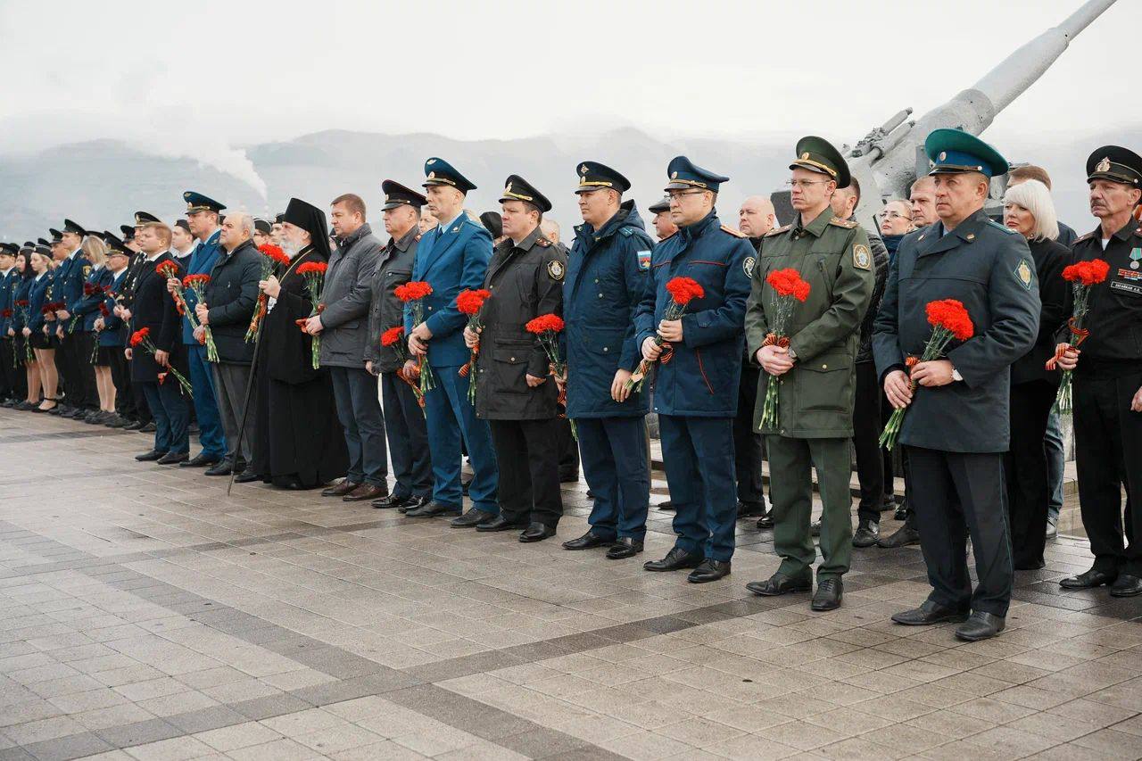 Азово-Черноморским межрайонным природоохранным прокурором Владимиром Колесниковым принято участие в торжественном мероприятии, посвященном Дню Неизвестного Солдата Азово-Черноморским межрайонным природоохранным прокурором Владимиром Колесниковым принято участие в торжественном мероприятии, посвященном Дню Неизвестного Солдата