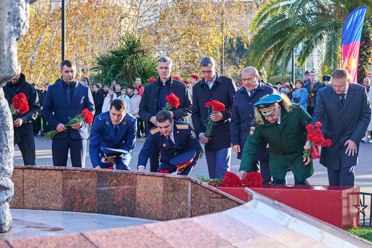 Представители следственного управления СК России по краю приняли участие в торжественных мероприятиях, посвященных Дню Неизвестного Солдата Представители следственного управления СК России по краю приняли участие в торжественных мероприятиях, посвященных Дню Неизвестного Солдата