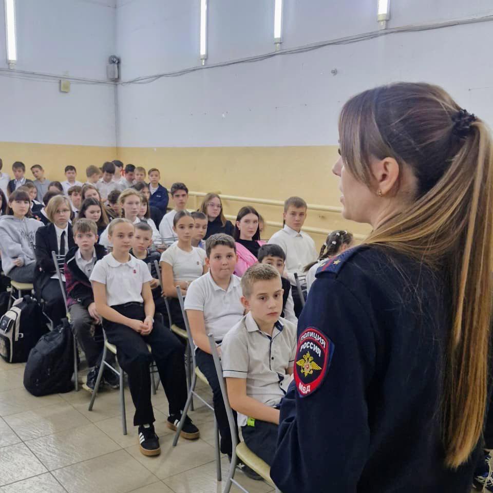 Сотрудники транспортной полиции Анапы напомнили подросткам о соблюдении «Детского закона» Сотрудники транспортной полиции Анапы напомнили подросткам о соблюдении «Детского закона»