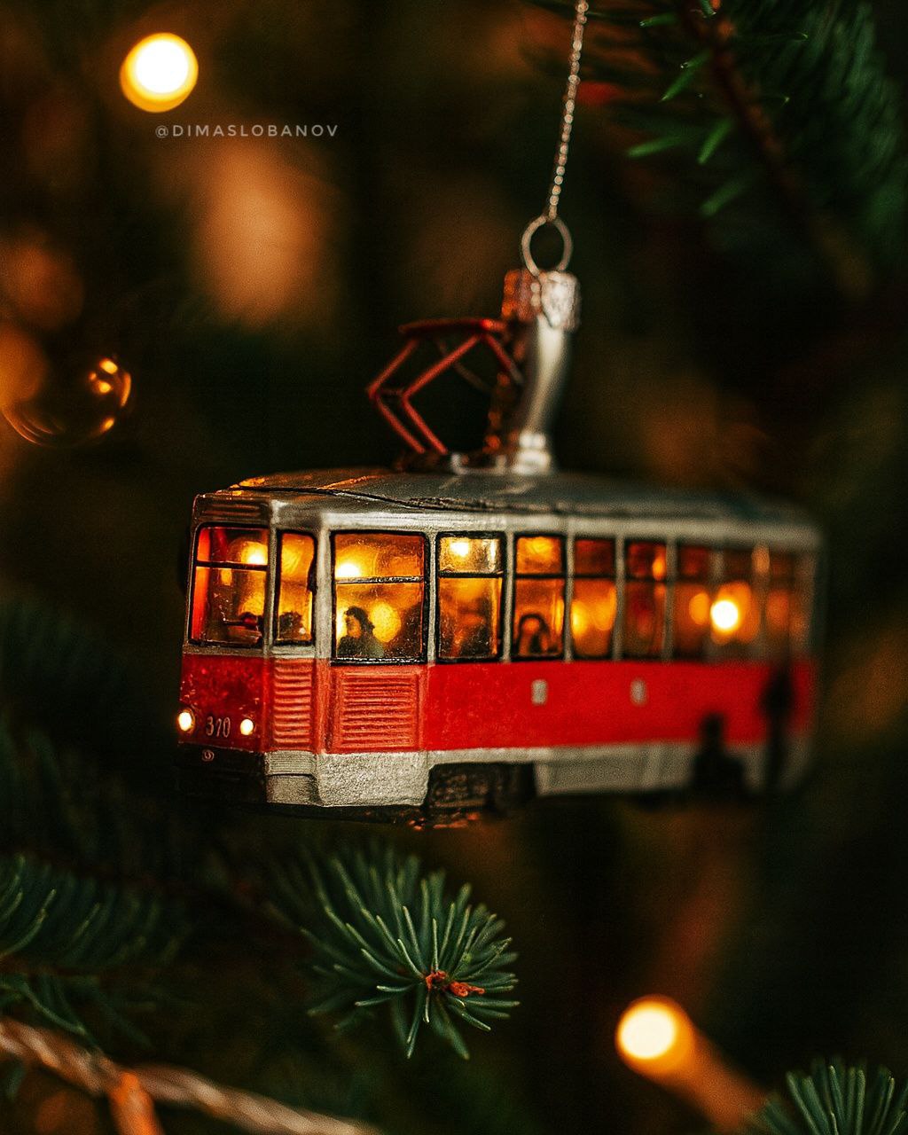 Краснодарские трамваи в виде елочных игрушек Краснодарские трамваи в виде елочных игрушек