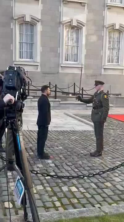 В сети распространилось видео, как Зеленского тренировали ходить под конвоем в Ирландии