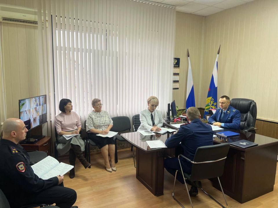 Прокуратурой Темрюкского района проведено заседание межведомственной рабочей группы по вопросам полноты принимаемых мер уполномоченными органами по профилактике безнадзорности и правонарушений несовершеннолетних