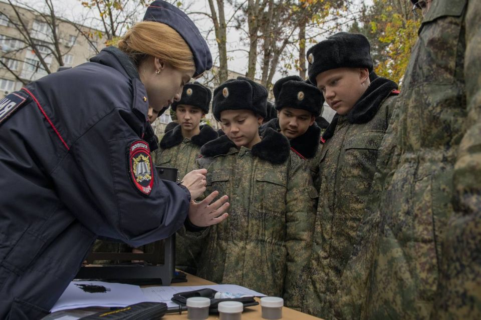 Краснодарские полицейские совместно с представителями университета МВД провели занятие в Казачьем кадетском корпусе имени атамана М.П. Бабыча