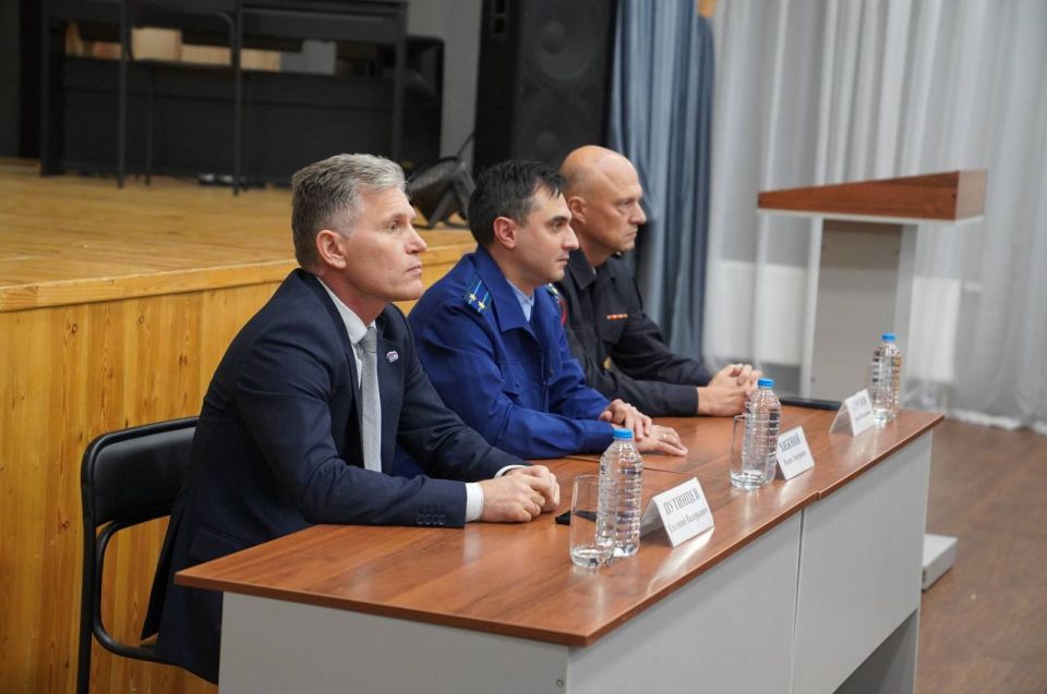 Прокурором Приморско-Ахтарского района Вадимом Хижним с участием руководителей правоохранительных органов проводена профилактическая беседа с учащимися школ, молодежью округа, активистами ТОС, представляя акцию "Клади трубку"