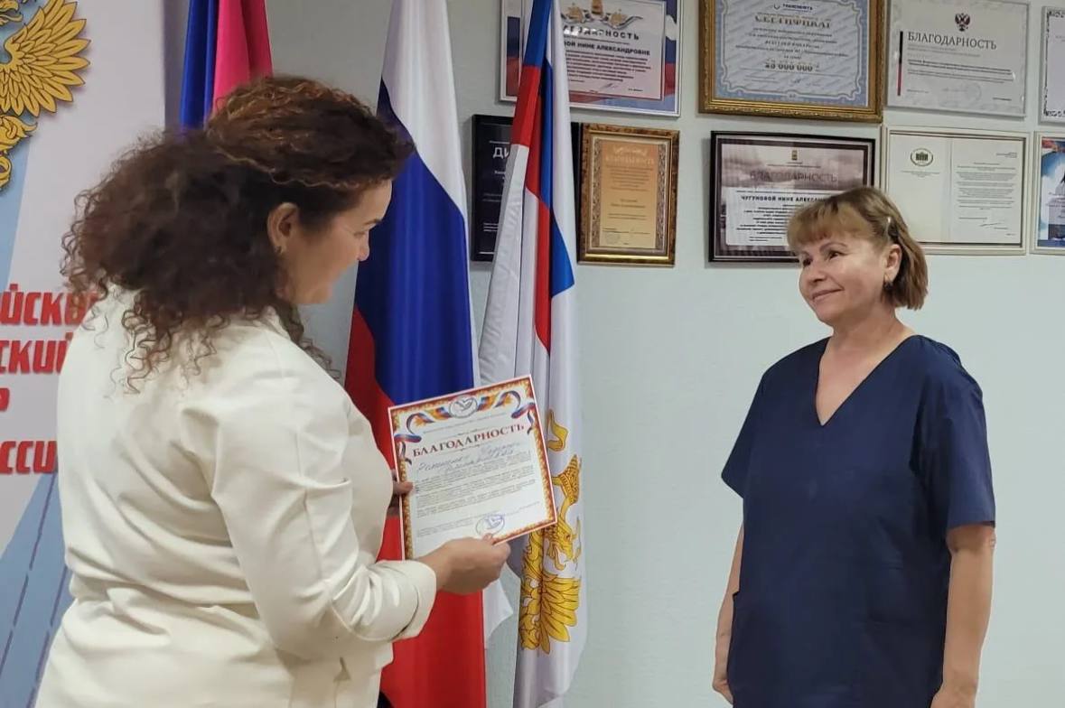 В День волонтера сотрудникам Новороссийского клинического центра ФМБА России вручили благодарности за помощь участникам СВО и их семьям В День волонтера сотрудникам Новороссийского клинического центра ФМБА России вручили благодарности за помощь участникам СВО и их семьям