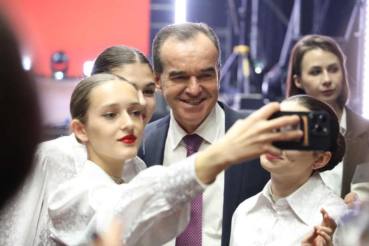 Вениамин Кондратьев наградил добровольцев Краснодарского края Вениамин Кондратьев наградил добровольцев Краснодарского края