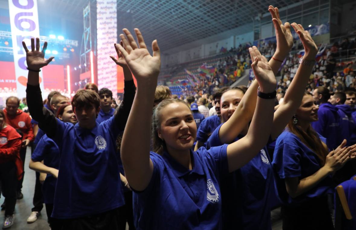 Вениамин Кондратьев наградил добровольцев Краснодарского края Вениамин Кондратьев наградил добровольцев Краснодарского края