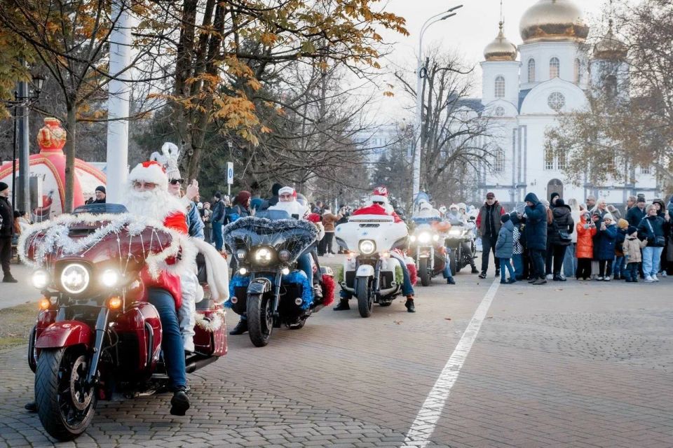 В Краснодаре полицейские и общественники организовали новогодний мотопробег «МОТО-ПАРАД ДЕДА МОРОЗА и СНЕГУРОЧКИ»