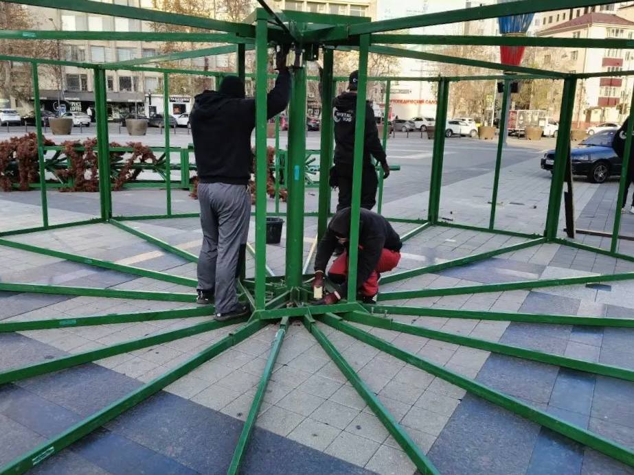 В Краснодаре устанавливают елку на Главной городской площади В Краснодаре устанавливают елку на Главной городской площади