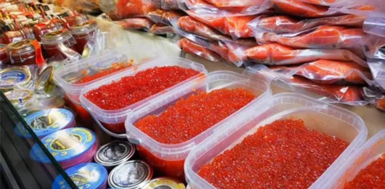 Россиян призвали отказаться от покупки красной икры с добавкой Е239