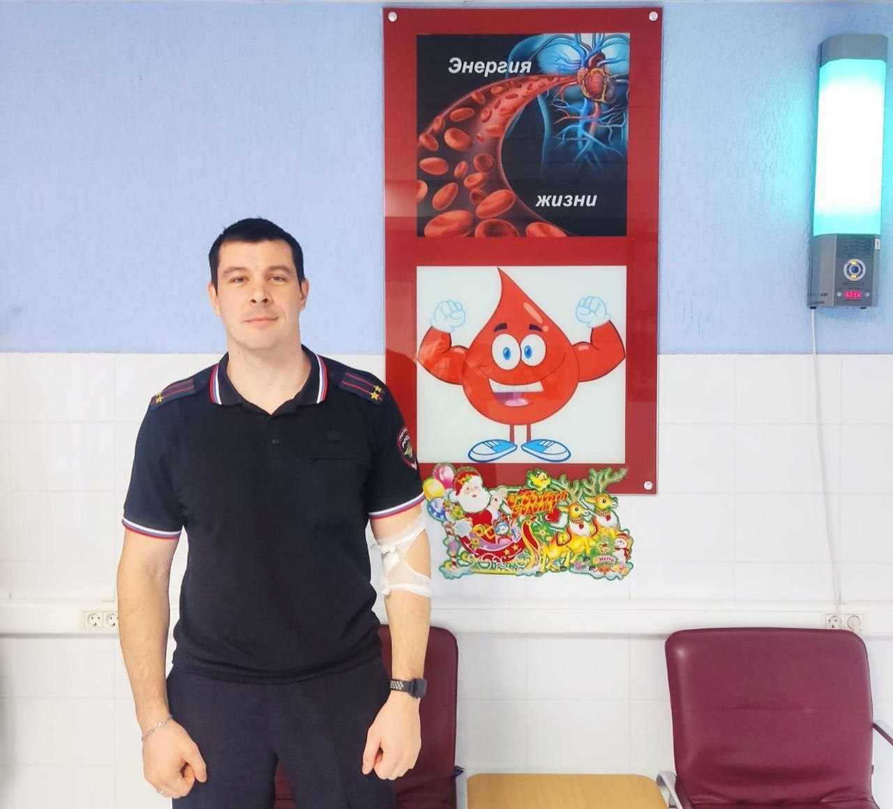 Полсотни раз помощи людям. Наш коллега – старший специалист отделения профессиональной подготовки УМВД России по городу Новороссийску подполковник полиции Сергей Шишкин в 50-й раз сдал кровь