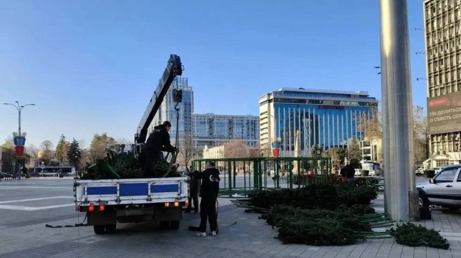 На главной площади Краснодара начали устанавливать 22-метровую новогоднюю елку