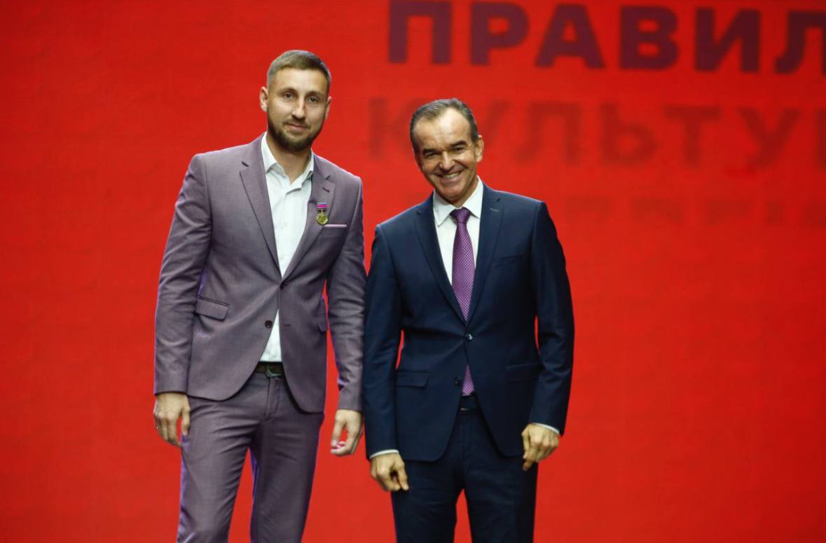 Вениамин Кондратьев наградил добровольцев Краснодарского края Вениамин Кондратьев наградил добровольцев Краснодарского края