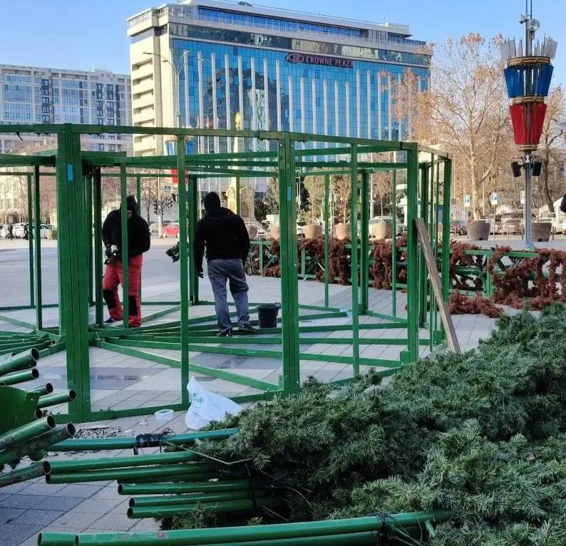 В Краснодаре устанавливают елку на Главной городской площади В Краснодаре устанавливают елку на Главной городской площади