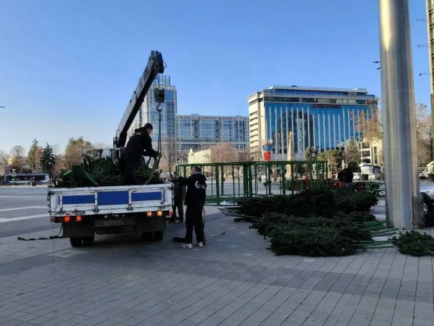 На Главной городской площади Краснодара начали устанавливать новогоднюю ёлку