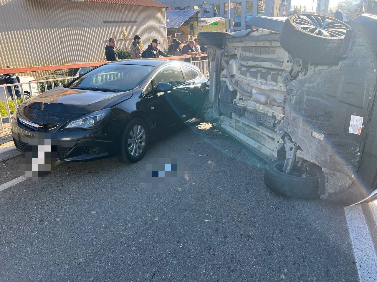 Легковушка «прилегла» на бок: тройное ДТП случилось на дороге в Сочи Легковушка «прилегла» на бок: тройное ДТП случилось на дороге в Сочи