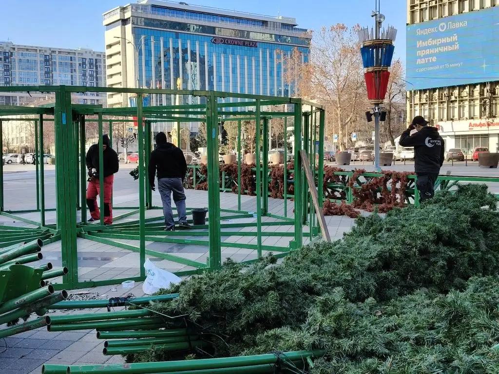 На Главной городской площади Краснодара начали устанавливать новогоднюю ёлку На Главной городской площади Краснодара начали устанавливать новогоднюю ёлку