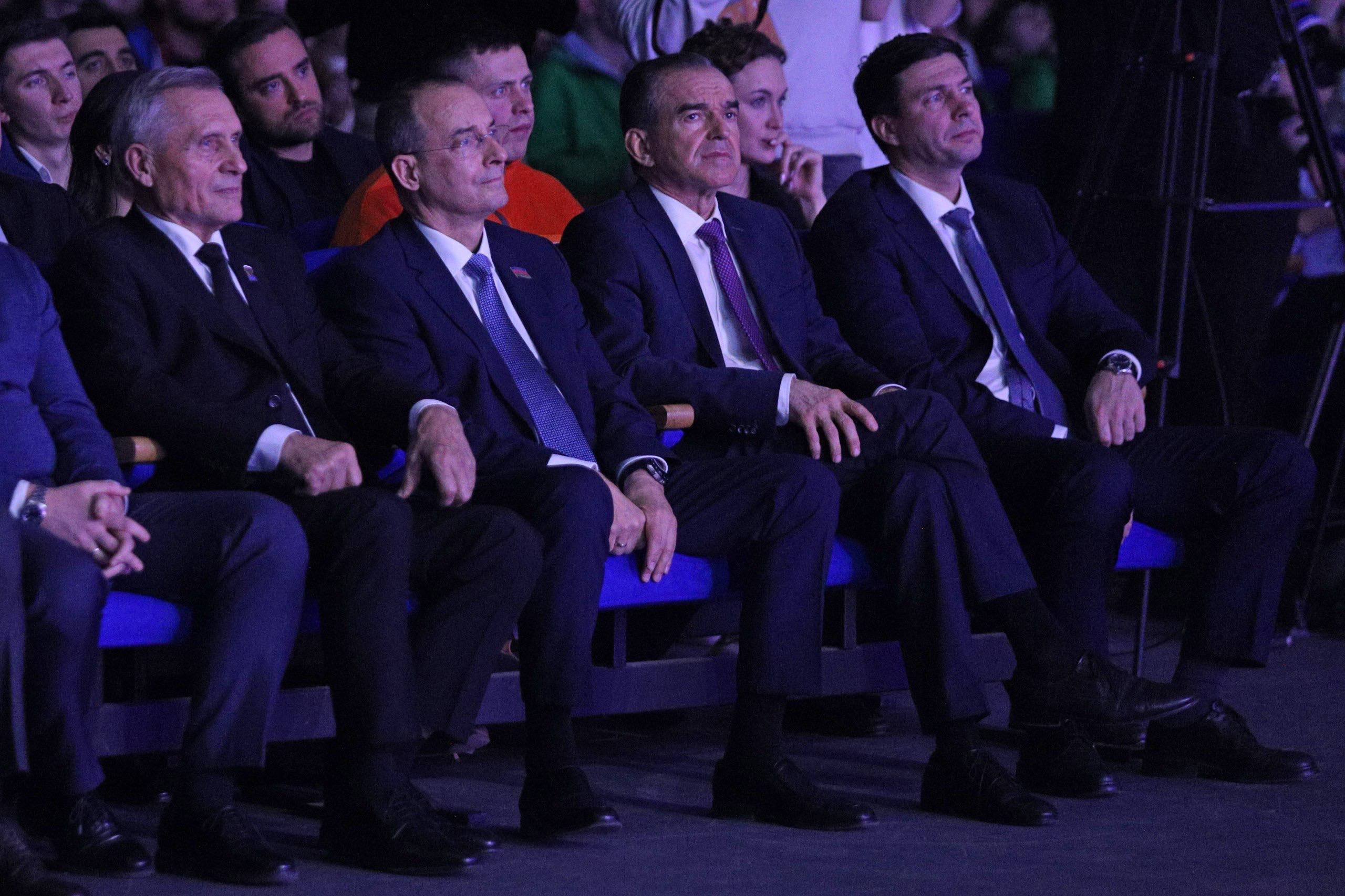 Глава региона Вениамин Кондратьев и председатель ЗСК Юрий Бурлачко наградили участников торжественного мероприятия, приуроченного ко Дню добровольца (волонтера) Глава региона Вениамин Кондратьев и председатель ЗСК Юрий Бурлачко наградили участников торжественного мероприятия, приуроченного ко Дню добровольца (волонтера)