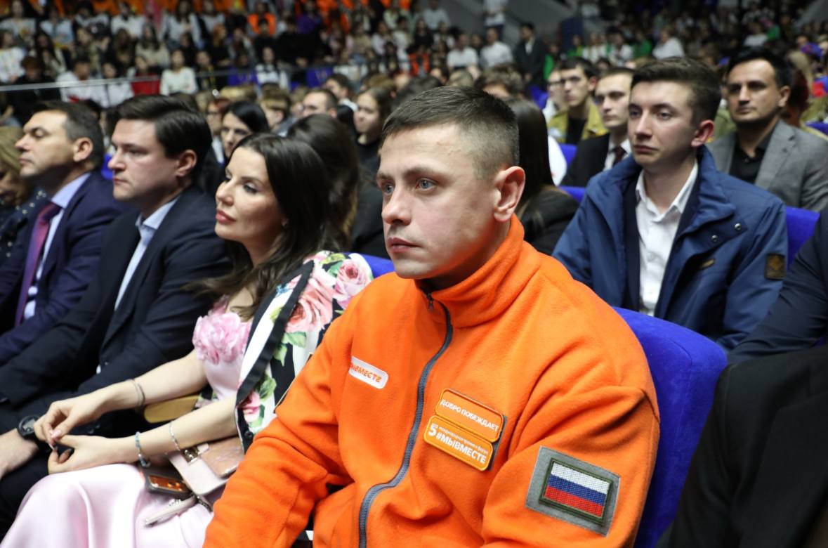 Вениамин Кондратьев наградил добровольцев Краснодарского края Вениамин Кондратьев наградил добровольцев Краснодарского края