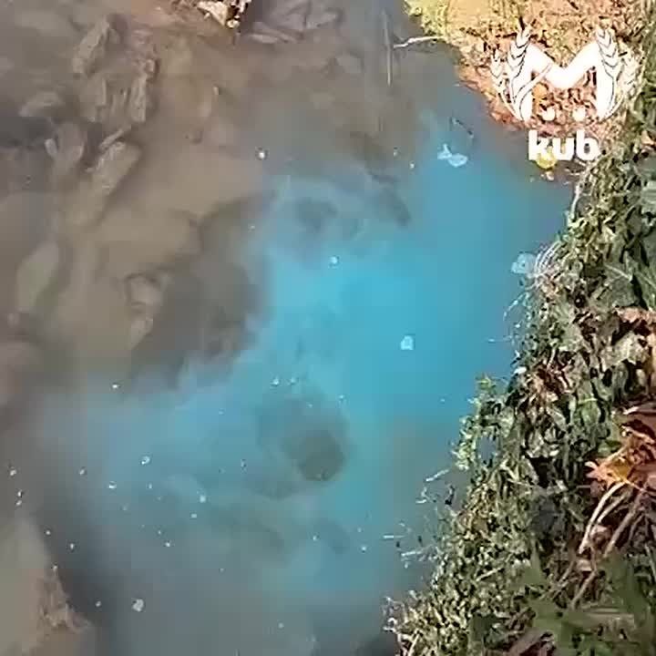Ярко-голубая жижа течёт в реку Хоста в Сочи