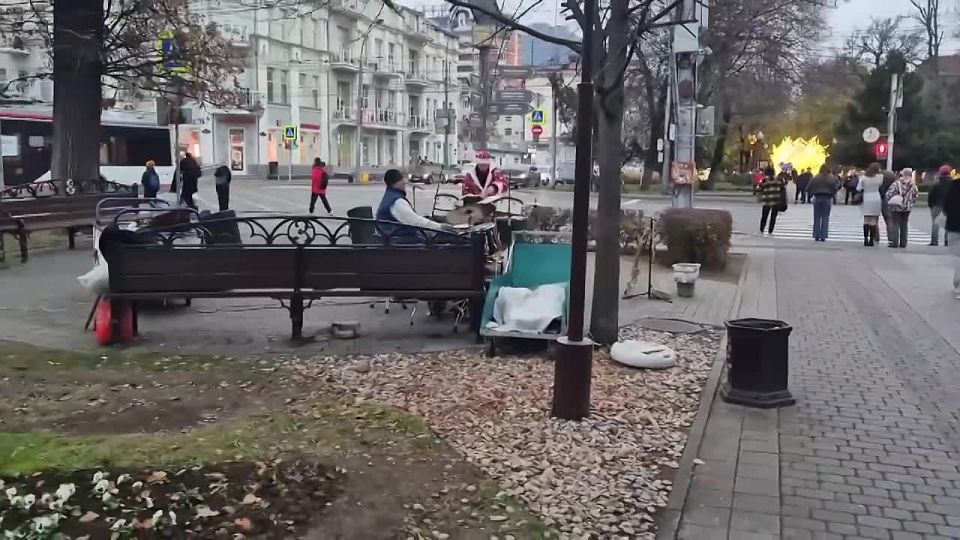 Дед Мороз сел за ударные!. Не зовите нас, если ваша вечеринка не похожа на эту! Уличный барабанщик отлично вжился в роль Деда Мороза