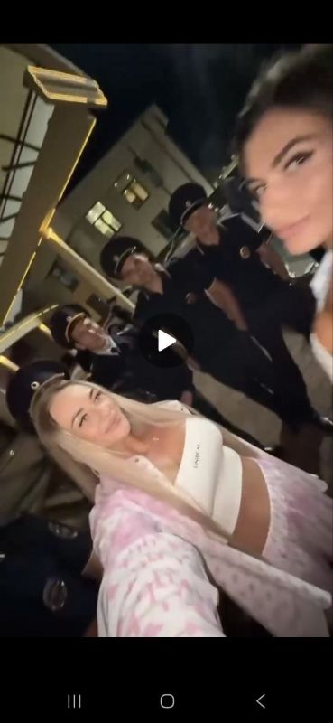 В ходе мониторинга сети Интернет выявлено видео, на котором мужчины в форменном обмундировании сотрудников органов внутренних дел запечатлены позирующими на камеру с двумя девушками