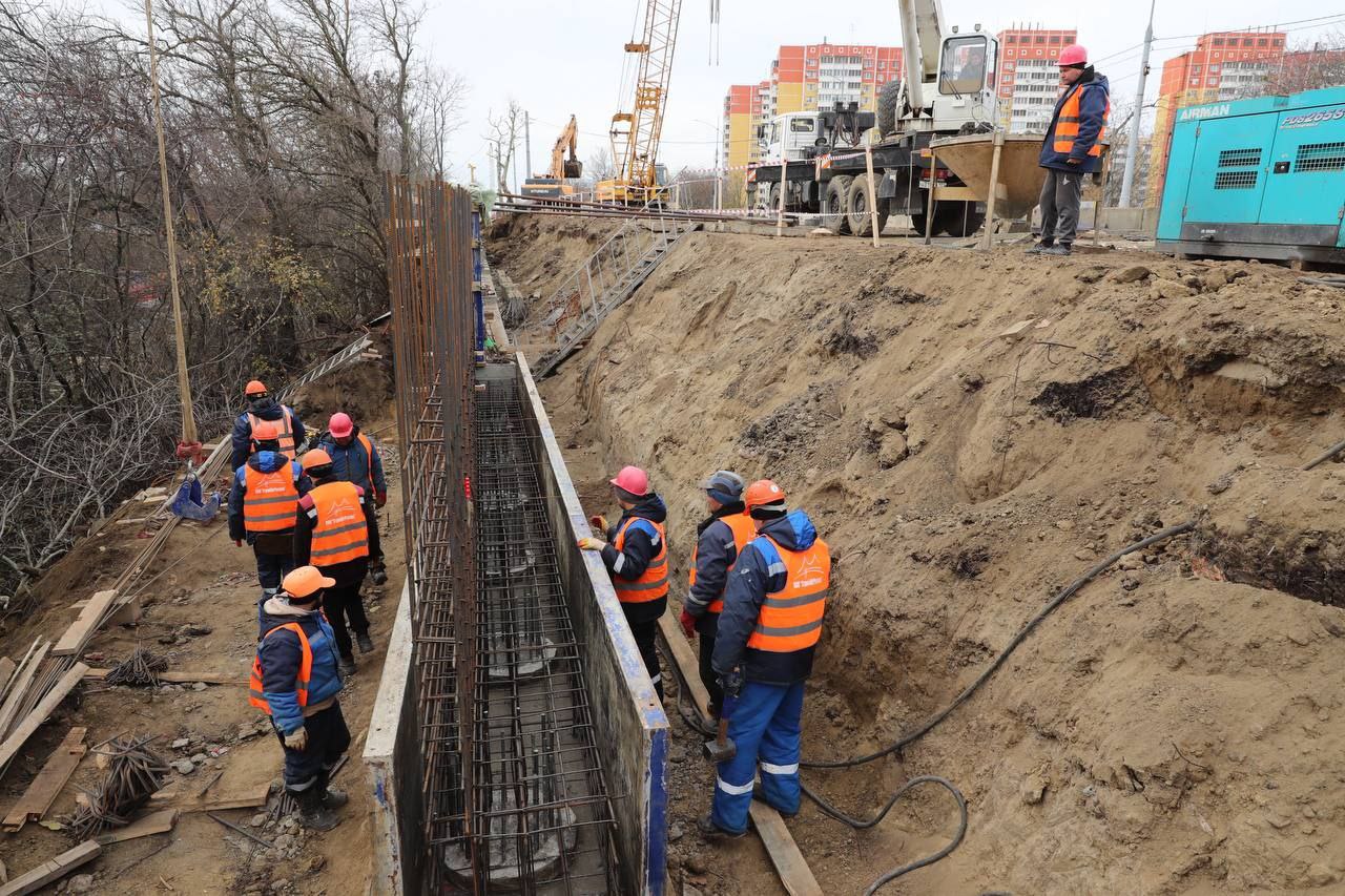 Второй день на Фадеевском путепроводе закрыто движение транспорта Второй день на Фадеевском путепроводе закрыто движение транспорта