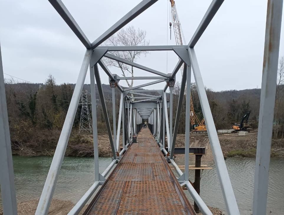 После разрушительного паводка в Лермонтово построили временный мост После разрушительного паводка в Лермонтово построили временный мост