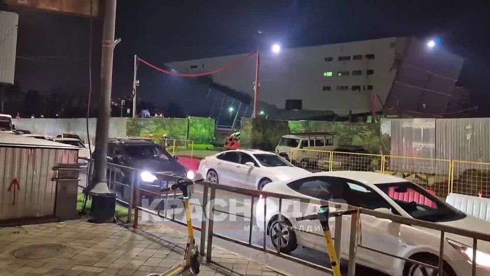 Кипит работа у кинотеатра «Аврора»