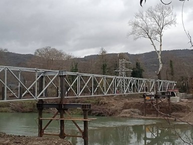 После разрушительного паводка в Лермонтово построили временный мост