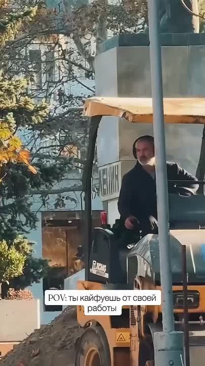 Вперед и с песней. Эх, если бы все врывались в трудовую неделю так бодро, как это делает работник из Анапы, попавший на видео