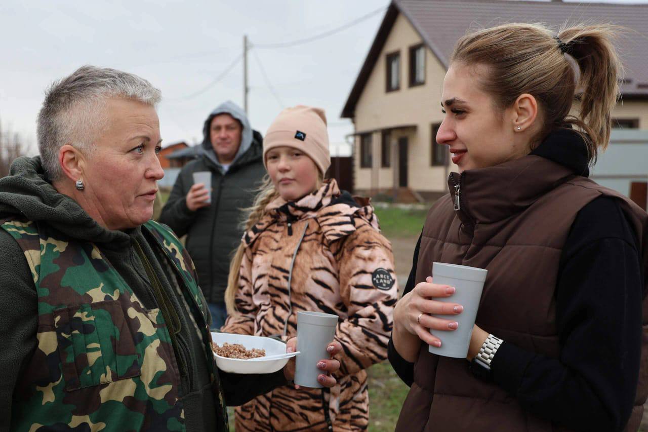 В это воскресенье в Ейске состоялось долгожданное событие — на пересечении улиц Абрикосовой и Голицина распахнула двери новая воркаутплощадка