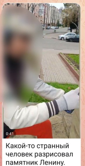 В ходе мониторинга сети Интернет выявлено видео, на котором мужчина в Туапсе разрисовал памятник В.И. Ленину