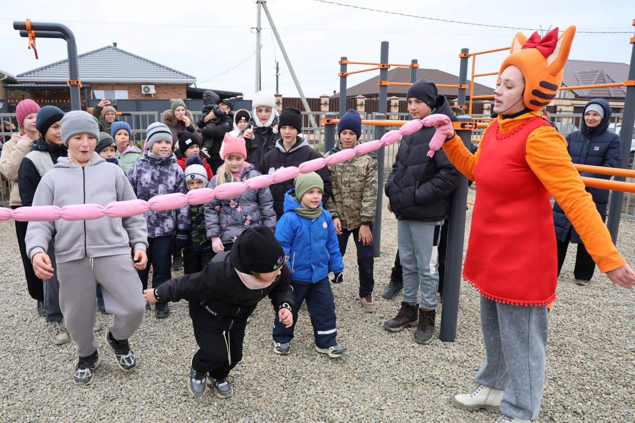 В это воскресенье в Ейске состоялось долгожданное событие — на пересечении улиц Абрикосовой и Голицина распахнула двери новая воркаутплощадка В это воскресенье в Ейске состоялось долгожданное событие — на пересечении улиц Абрикосовой и Голицина распахнула двери новая воркаутплощадка