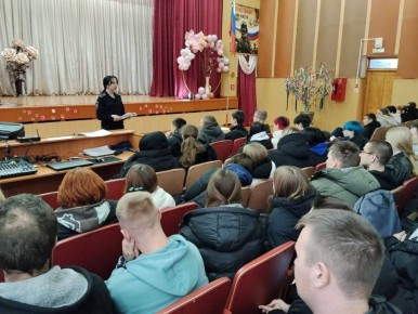 Краш-курс для студентов Ленинградского технического колледжа провели сотрудники Госавтоинспекции Ленинградского района