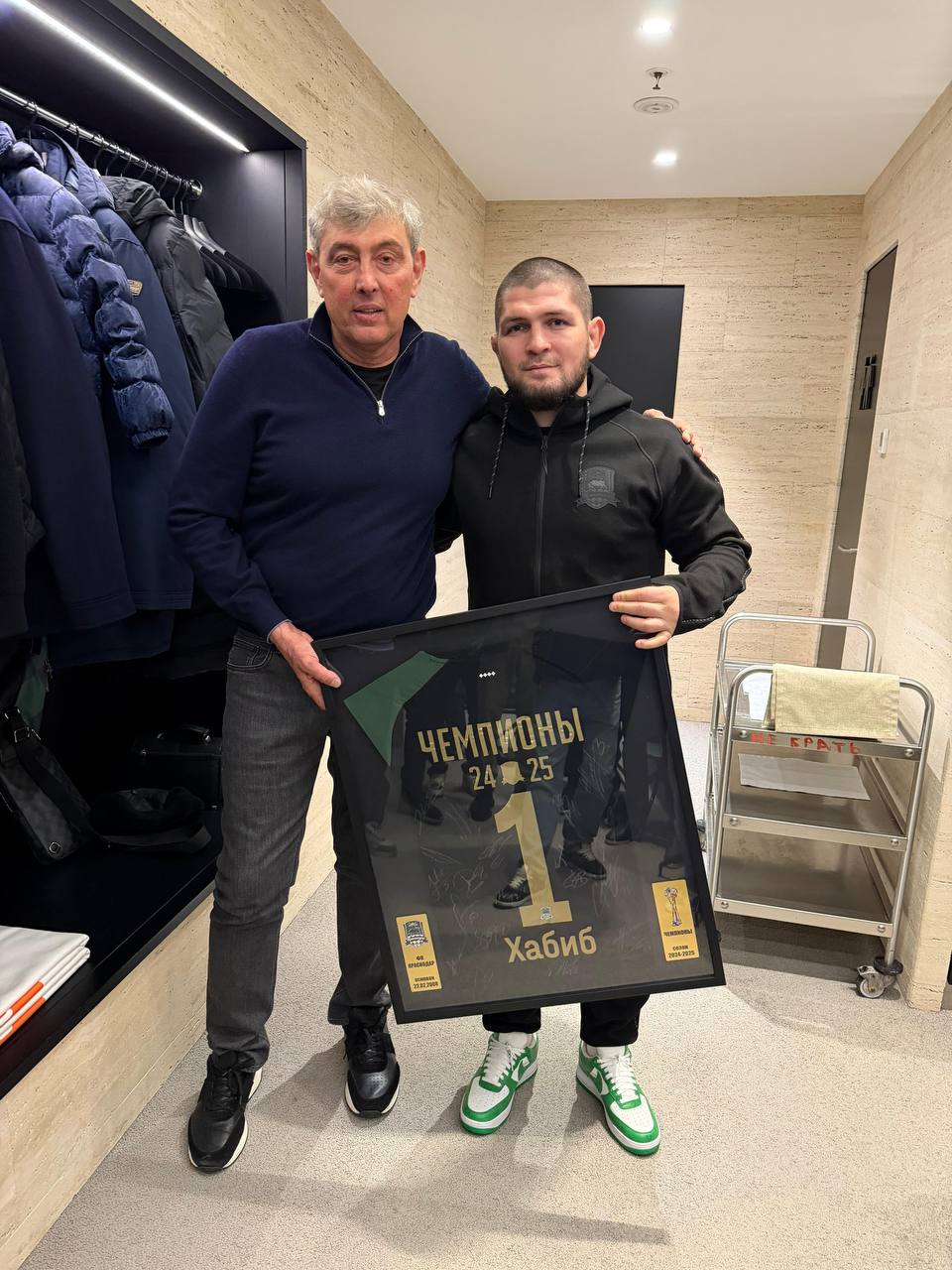 Галицкий подарил Хабибу Нурмагомедову чемпионскую футболку «Краснодара» Галицкий подарил Хабибу Нурмагомедову чемпионскую футболку «Краснодара»