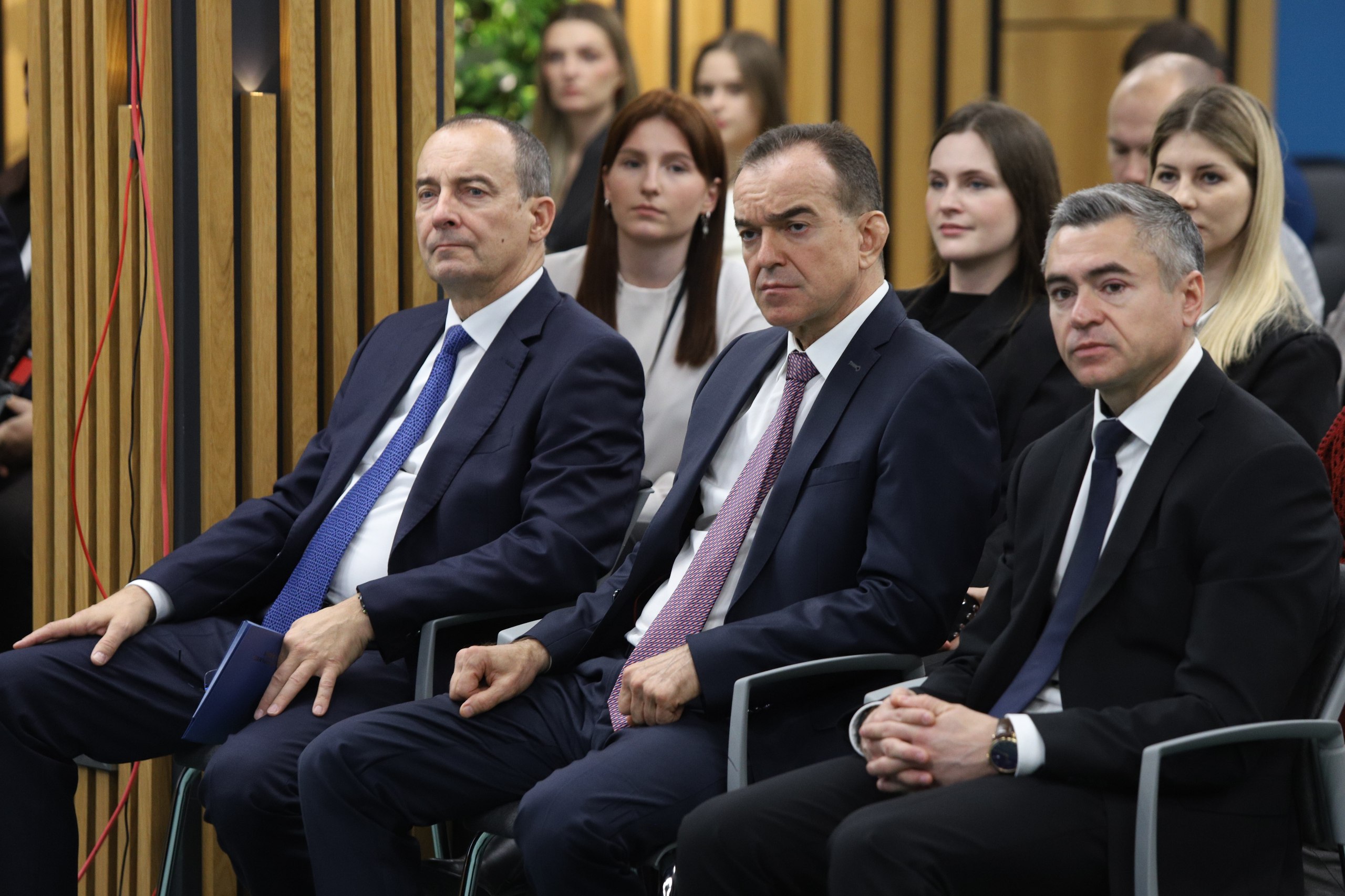 Губернатор Кубани Вениамин Кондратьев и председатель ЗСК Юрий Бурлачко приняли участие в итоговом мероприятии проекта «Школа молодого предпринимателя. Бизнес молодых» Губернатор Кубани Вениамин Кондратьев и председатель ЗСК Юрий Бурлачко приняли участие в итоговом мероприятии проекта «Школа молодого предпринимателя. Бизнес молодых»