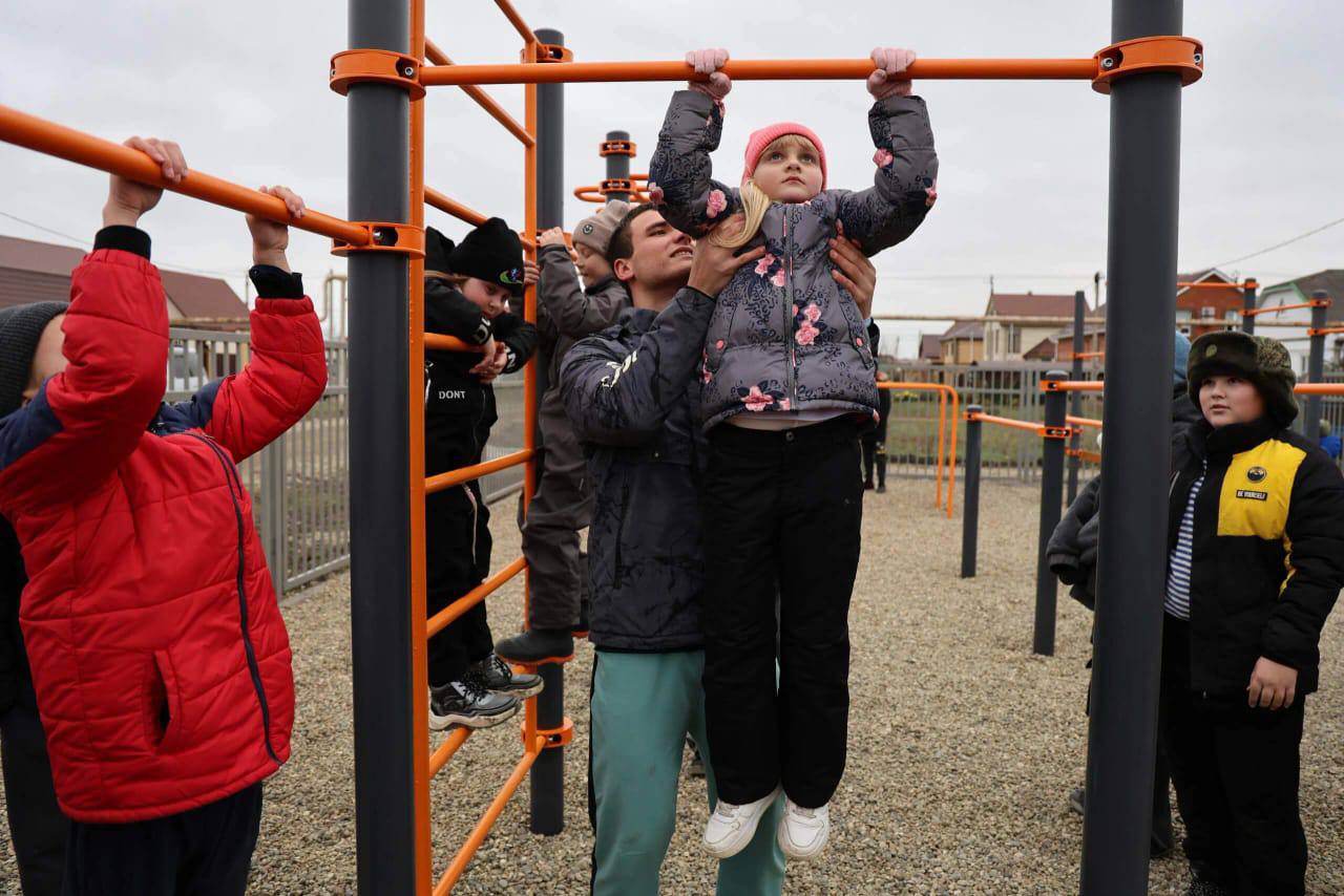 В это воскресенье в Ейске состоялось долгожданное событие — на пересечении улиц Абрикосовой и Голицина распахнула двери новая воркаутплощадка В это воскресенье в Ейске состоялось долгожданное событие — на пересечении улиц Абрикосовой и Голицина распахнула двери новая воркаутплощадка