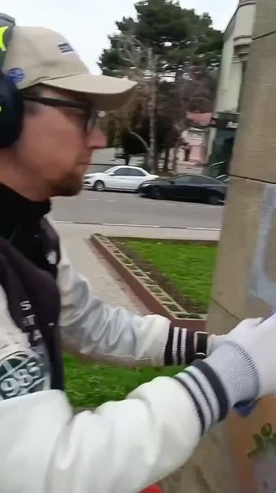 Я художник! Я так вижу!. В Туапсе приезжий из Крыма мужчина разрисовал памятник Ленину