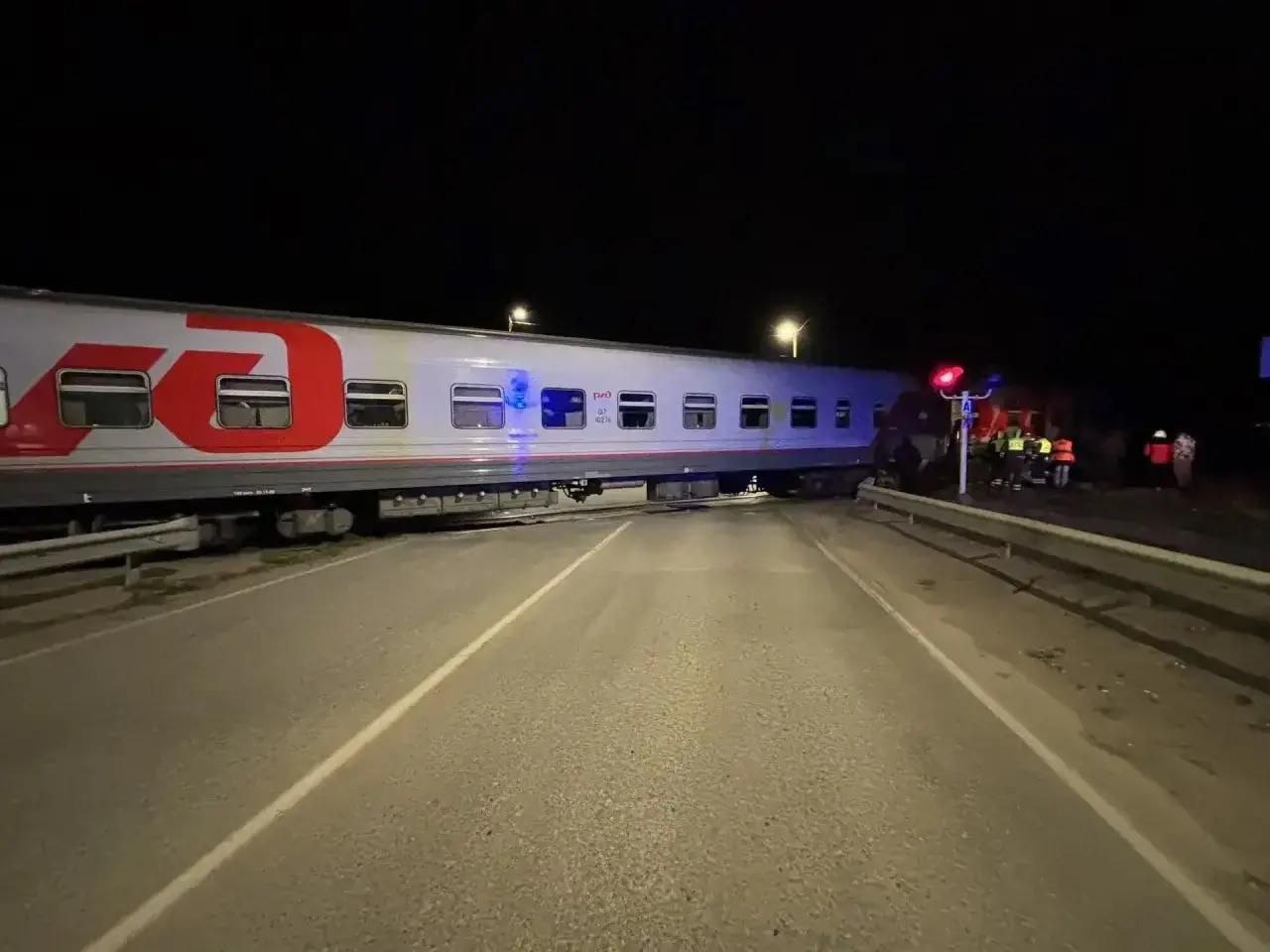 Пассажирский поезд Адлер – Санкт-Петербург снес легковушку Пассажирский поезд Адлер – Санкт-Петербург снес легковушку