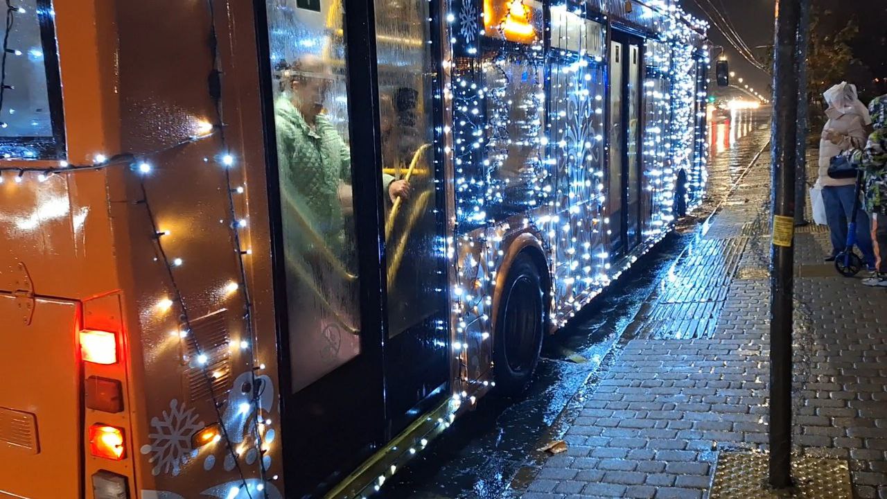 Не на оленях, но с огнями. Новогодний транспорт в полном составе выйдет на маршруты в Краснодаре уже завтра Не на оленях, но с огнями. Новогодний транспорт в полном составе выйдет на маршруты в Краснодаре уже завтра